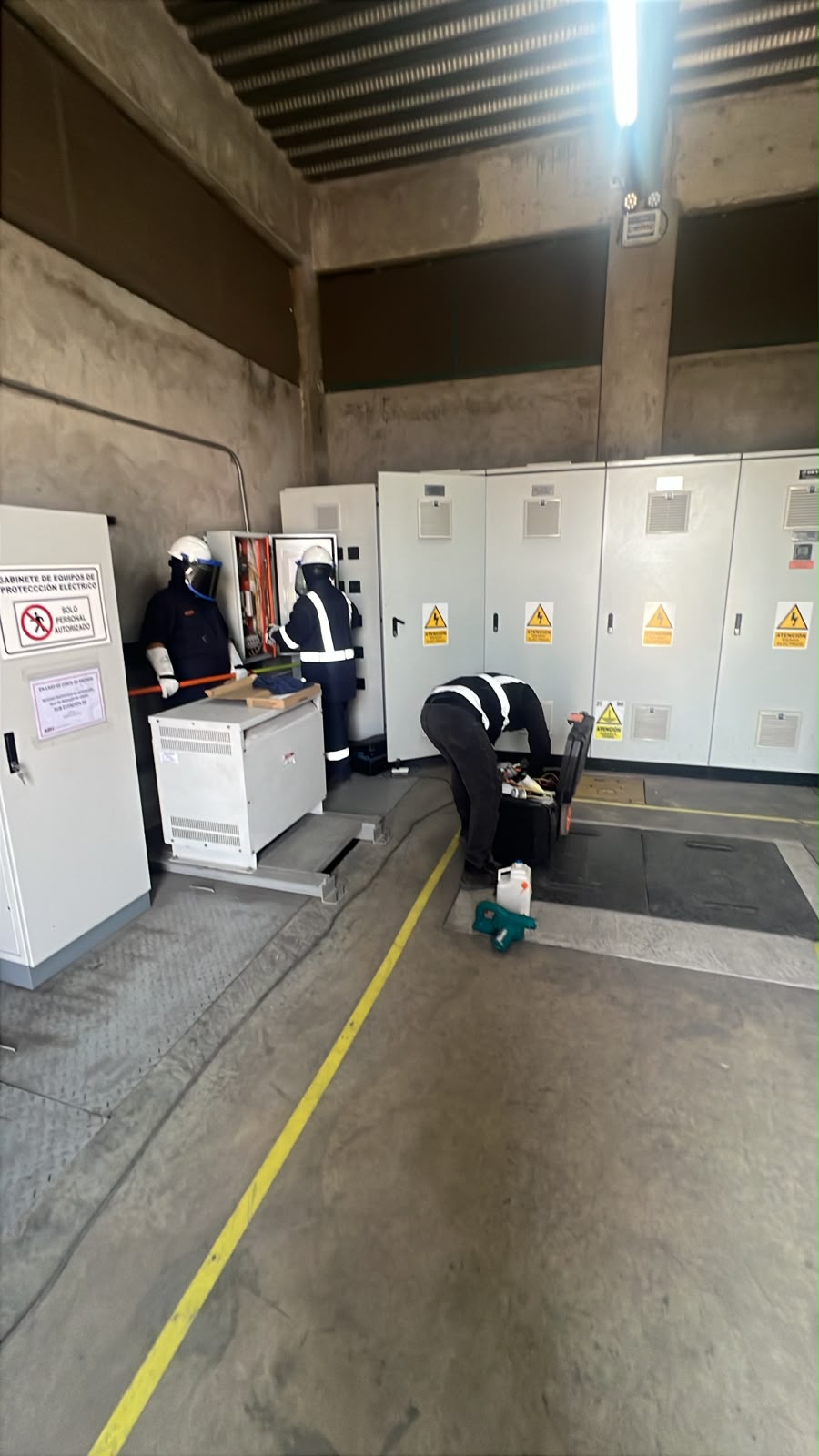 Mantenimiento de estación eléctrica con personal con EPP dieléctrico