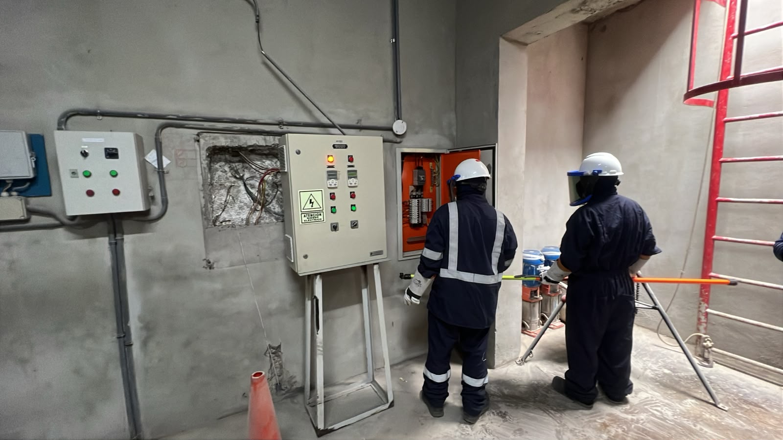 Mantenimiento de tablero eléctrico en sala de bombas