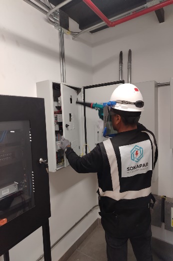 Inspección de tablero eléctrico con careta y EPP dieléctrico
