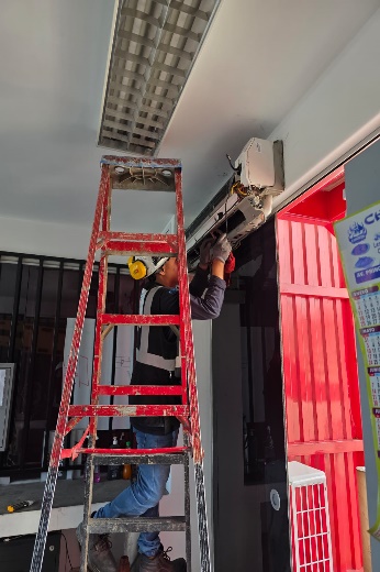 Mantenimiento de unidad evaporadora desde escalera