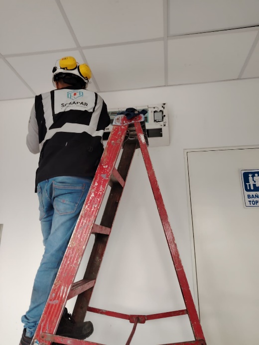 Limpieza de unidad evaporadora en oficina