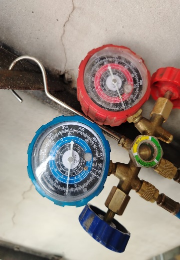 Manifold de manómetros conectado al circuito de refrigerante
