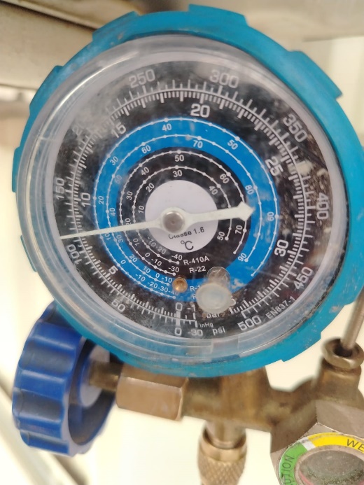 Medición de presión de refrigerante con manómetro