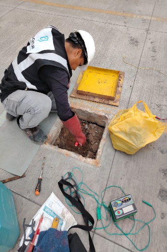 Inspección de caja de registro de pozo a tierra