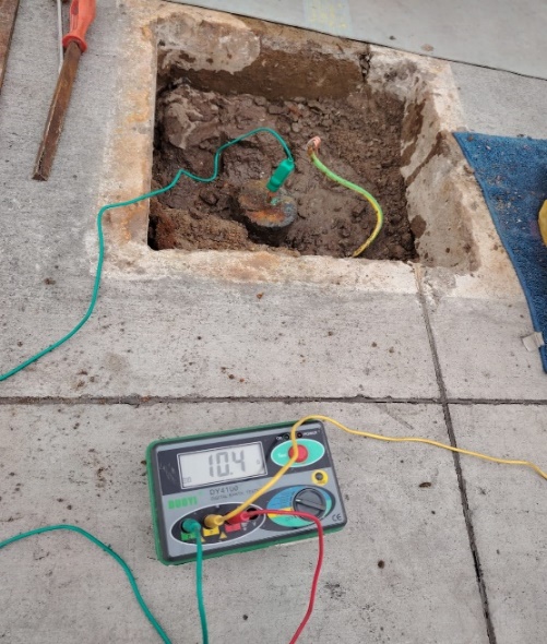 Telurómetro conectado al electrodo de un pozo a tierra